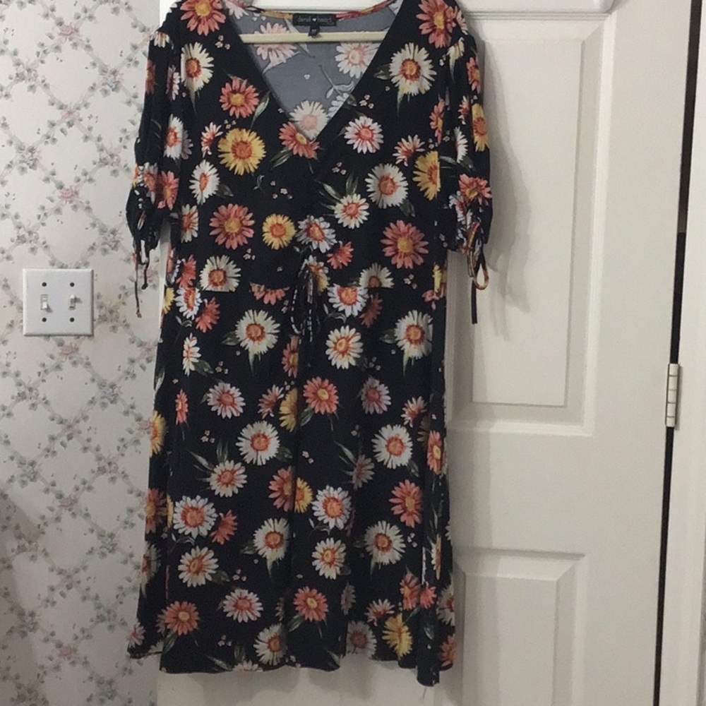 Derek Heart Plus Size 3 X Black w/ Daisies Design V-Neck Midi Dress.